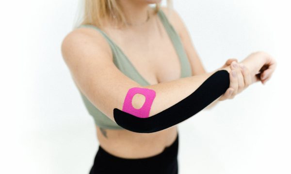 Slip for smerter og ubehag med et komfortabelt albuebind